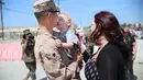 Pelaut dari Unit Ekspedisi Kelautan 11 kembali ke Camp Pendleton setelah menjalani tujuh bulan di Pasifik Barat, Timur Tengah, dan Tanduk Afrika, California, AS, Kamis (11/5). (AFP/ Sandy Huffaker)