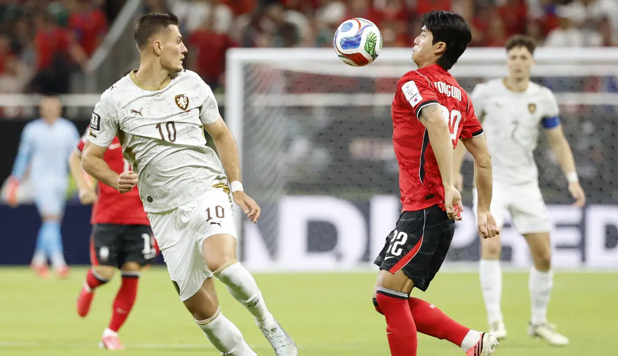 Pemain Republik Ceko, Patrik Schick (kiri) dan Pemain Korea Selata, Seol Young-woo berduel pada pertandingan perdana Piala Dunia 2026 di Estadio Guadalajara, Meksiko, Jumat (12/6/2026) pagi WIB. (AFP/Ulises Ruiz)