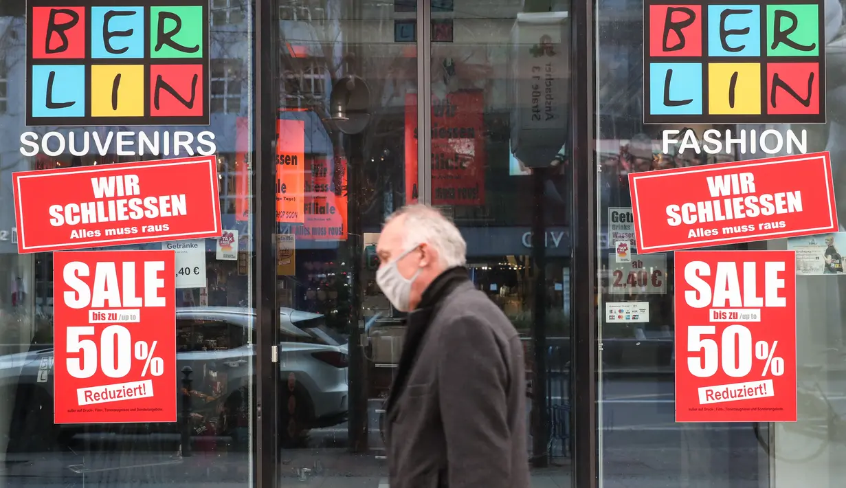Seorang pria berjalan melewati toko cendera mata yang tutup di Berlin, Jerman, 16 Desember 2020. Jerman menerapkan karantina wilayah (lockdown) yang lebih ketat mulai 16 Desember 2020. (Xinhua/ShanYuqi)
