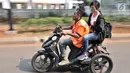 Pengemudi Ojek Disabilitas mengantar pengunjung saat hendak menyaksikan pertandingan Asian Para Games 2018 di Gelora Bung Karno, Jakarta, Rabu (10/10). Ojek Disabilitas dapat ditemui di tiap pintu masuk GBK. (Merdeka.com/Iqbal S. Nugroho)