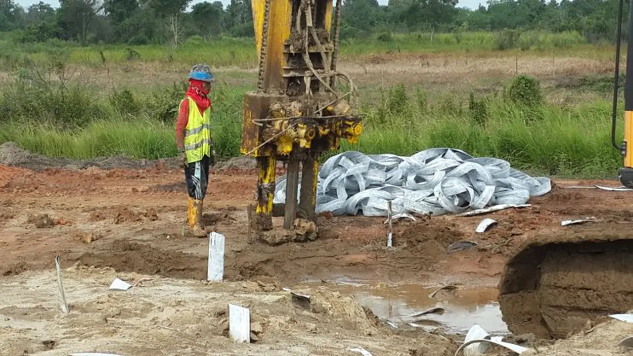 Teknologi vakum untuk mempercepat pengeringan tanah pada pembangunan jalan tol Trans Sumatera ruas Palembang–Indralaya.