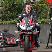 "Ya emang kalau lagi sinetron kan enggak bisa ambil yang lain. Rezekinya di sinetron Anak Langit ya udah fokusin di sini aja dulu," tambah Stefan William. (Nurwahyunan/Bintang.com)