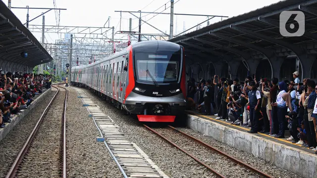 Antusiasme Warga Saksikan Parade Napak Tilas 100 Tahun Operasional KRL di Indonesia