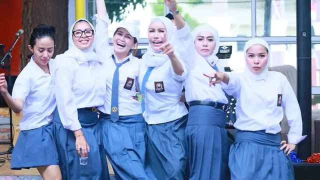 7 Potret Dine Mutiara Istri Sahrul Gunawan Pakai Seragam SMA, Netizen: Masih Cocok