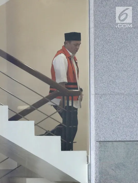 Tersangka Bupati Lampung Tengah nonaktif Mustafa usai menjalani pemeriksaan di Gedung KPK, Jakarta, Kamis (5/4). Mustafa diperiksa sebagai saksi untuk tersangka Wakil Ketua DPRD Lampung Tengah J. Natalis Sinaga. (Liputan6.com/Herman Zakharia)