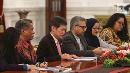 Sekretaris Jenderal ASEAN Dato Paduka Lim Jock Hoi dari Brunei Darussalam (ketiga kiri) saat menemui Presiden Joko Widodo di Istana Merdeka, Jakarta, Jumat (23/3). Pertemuan membahas pembangunan gedung baru sekretariat ASEAN. (Liputan6.com/Angga Yuniar)