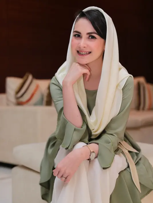 Bahkan, ia melihat, menjadi pejabat itu lebih susah dibandingkan menjadi ibu muda. Pemeran Dia Bukan Cinderella itu mengakui lebih sulit menjadi istri pejabat daerah. (Adrian Putra/Bintang.com)