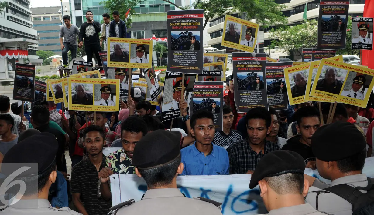 Komisi Pemberantasan Korupsi (KPK) didesak untuk mengusut adanya dugaan korupsi yang dilakukan oleh oknum pejabat di Pemerintah Kabupaten Buru (Pulau Buru), Ambon, Jakarta, Jumat (26/8). (Liputan6.com/Helmi Afandi)