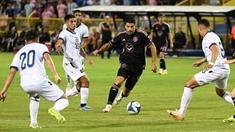Pemain Inter Miami, Luis Suarez (tengah) berusaha melewati sejumlah pemain Timnas El Salvador pada laga persahabatan yang digelar di Kota San Salvador, El Salvador, Sabtu (20/01/2024) pagi WIB. (AFP/Marvin Recinos)