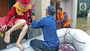 Petugas mengevakuasi warga yang terjebak banjir di RW 07, Kelurahan Pekayon, Jakarta Timur, Sabtu (20/2/2021). Banjir di kawasan tersebut terjadi akibat curah hujan yang tinggi. (Liputan6.com/Herman Zakharia)