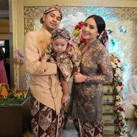 Raffi Ahmad, Rafathar Malik Ahmad, dan Nagita Slavina (raffinagita1717)