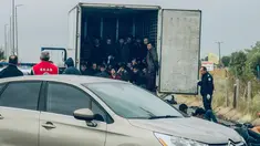 Para migran berada di dalam  truk berpendingin yang ditemukan oleh polisi di sebuah jalan tol, Yunani utara, Senin (4/11/2019). Penemuan setelah polisi menghentikan truk untuk pemeriksaan rutin dan menemukan sebanyak 41 migran yang diduga dari Afghanistan. (Stavros Karypidis/xanthinews.gr via AP)