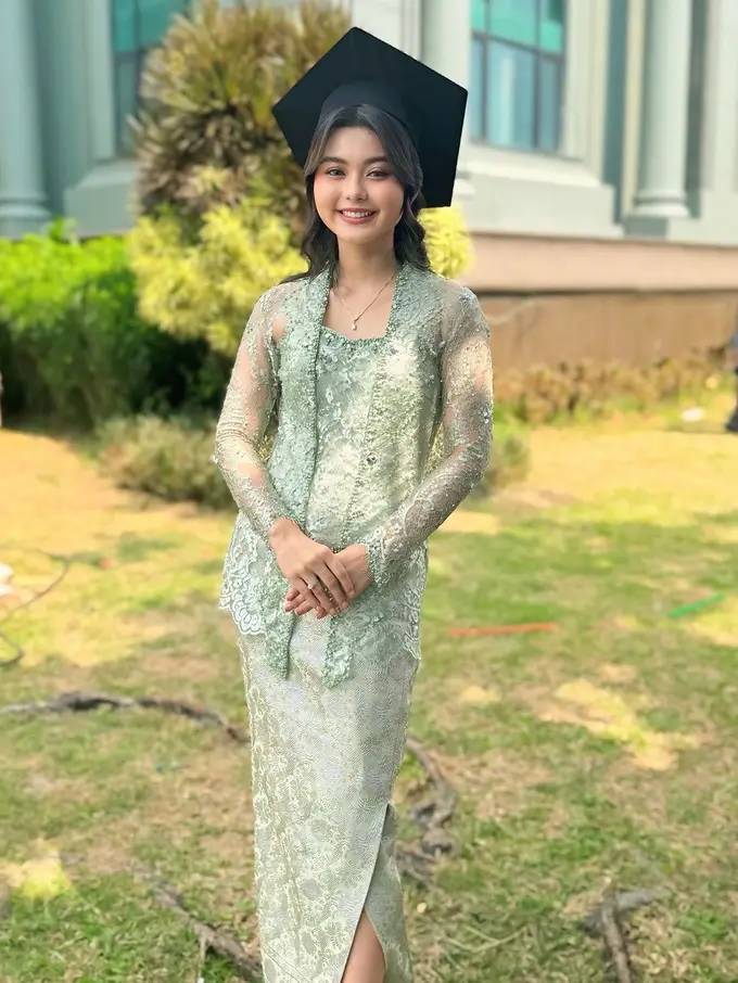 Cesen kebaya wisuda