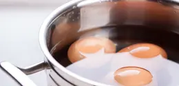 Ilustrasi merebus telur (copyright Freepik)