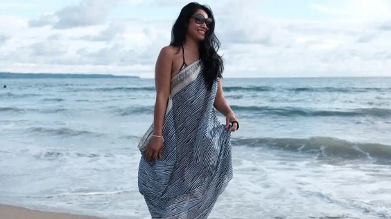 Anggun C Sasmi di Pantai