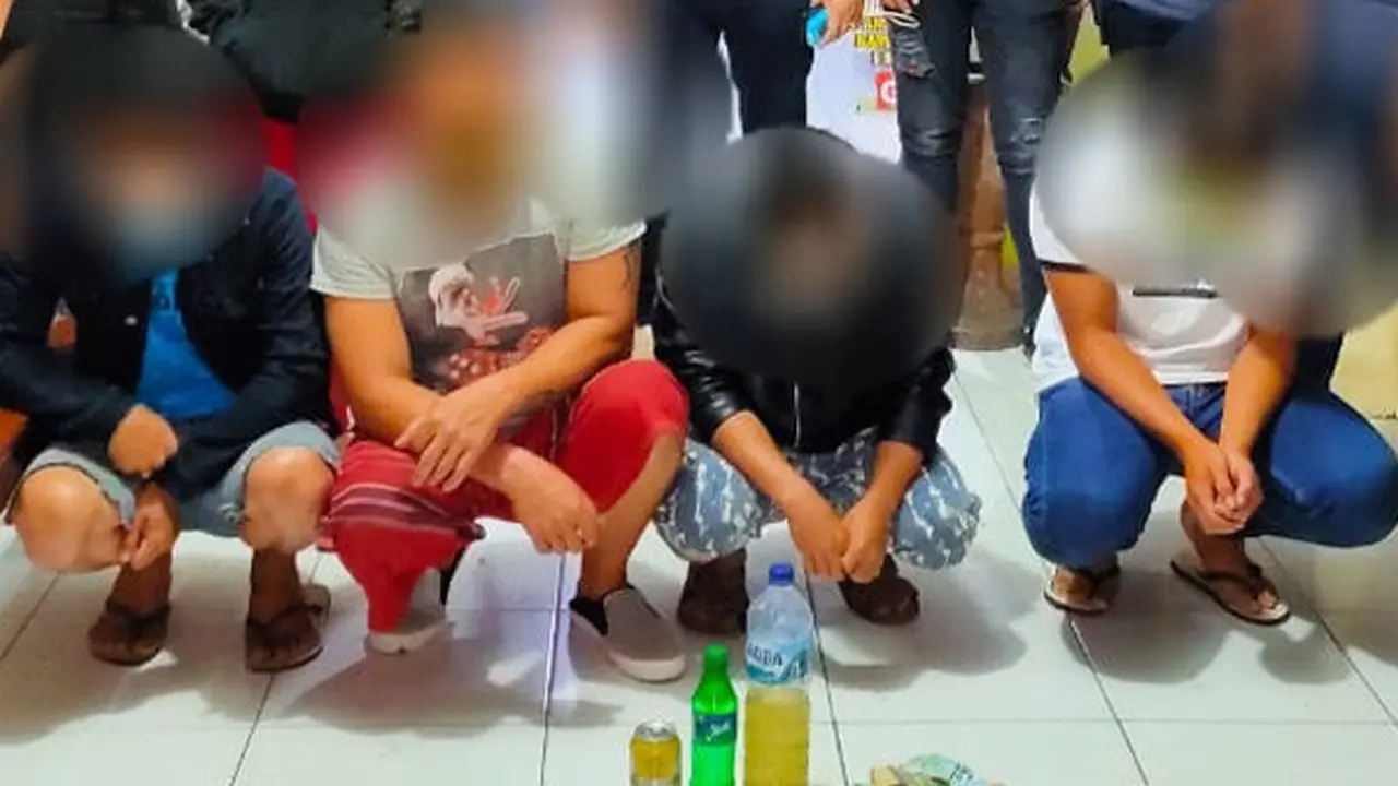 Warga Tomohon yang ditangkap saat sedang berjudi dan menenggak minuman keras.