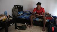 Yandi Sofyan saat berada di kamarnya di Mess Persib sebelum berangkat ke Jakarta, Jumat (16/10/2015). (Bola.com/Vitalis Yogi Trisna)