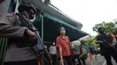Polisi bersenjata berjaga di depan halaman Gereja Kristus Raja, Jakarta Jumat (2/4/2021). Penjagaan ini untuk pengamanan umat kristiani yang sedang melakukan ibadah Jumat Agung pada perayaan Paskah. (merdeka.com/Imam Buhori)