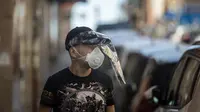 Seorang pria yang mengenakan masker berjalan di sepanjang jalan di Madrid, Spanyol, Rabu (29/4/2020). Pandemi virus corona COVID-19 mengakibatkan tingkat pengangguran Spanyol naik menjadi 14,4 persen pada kuartal pertama 2020. (AP Photo/Manu Fernandez)