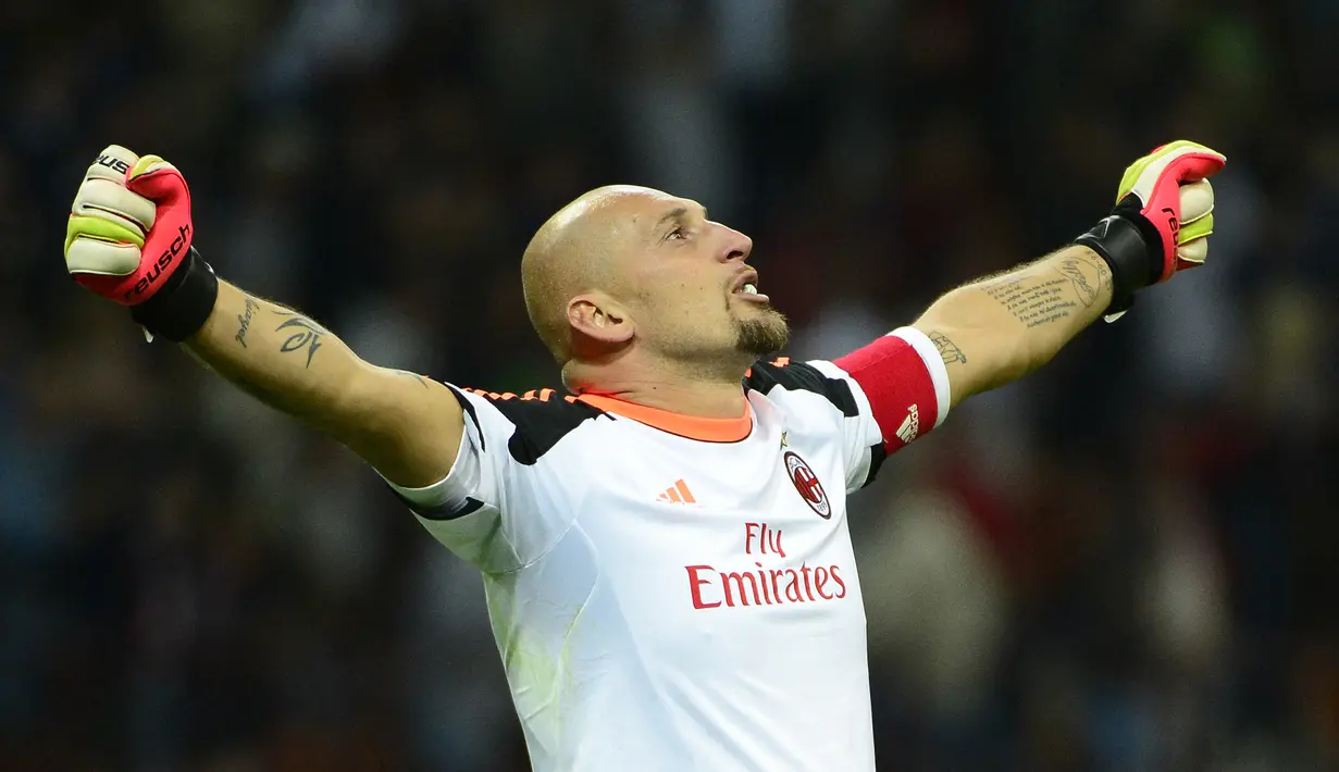 Christian Abbiati. Kiper Italia berusia 45 tahun ini didatangkan AC Milan pada awal musim 1998/1999 dari Calcio Monza dengan nilai transfer 1,67 juta euro. Sempat dipinjamkan selama 3 musim mulai 2005/2006 hingga 2007/2008 ke Juventus, Torino dan Atletico Madrid, ia setia bertahan di AC Milan hingga akhir musim 2015/2016. Pada Juli 2016 ia memutuskan pensiun bersama AC Milan usai tampil dalam total 376 laga di semua ajang dengan torehan 145 kali clean sheet dan kebobolan 375 gol. Usai pensiun ia sempat menjabat sebagai koordinator tim AC Milan mulai Juni 2017 hingga Juli 2018. (AFP/Olivier Morin)