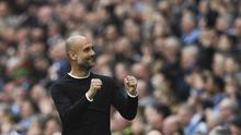 Ekspresi pelatih Manchester City, Pep Guardiola setelah timnya mecetak gol ke gawang Swansea City pada lanjutan Premier League di Etihad Stadium, Manchester, (22/4/2018). Manchester City menang 5-1. (AFP/Paul Ellis)