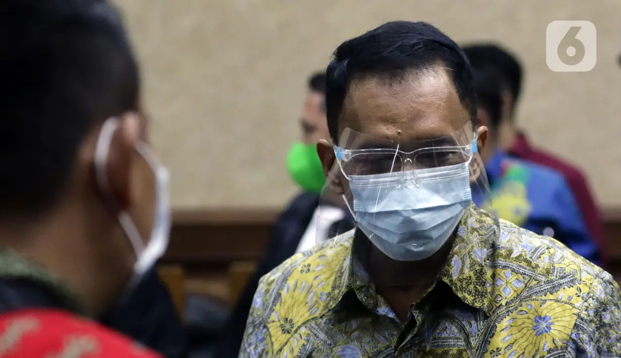 Mantan Direktur Pemeriksaan dan Penagihan Ditjen Pajak Tahun 2016-2019, Angin Prayitno Aji (kanan) usai sidang pembacaan tuntutan di Pengadilan Tipikor Jakarta, Selasa (11/1/2022). Angin Prayitno Aji merupakan terdakwa suap pengurusan pajak di Kementerian Keuangan. (Liputan6.com/Helmi Fithriansyah)