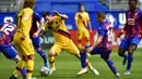Striker Barcelona, Lionel Messi, berusaha melewati pemain Eibar pada laga La Liga 2019 di Stadion Ipurua, Sabtu (19/10). Barcelona menang 3-0 atas Eibar. (AP/Alvaro Barrientos)