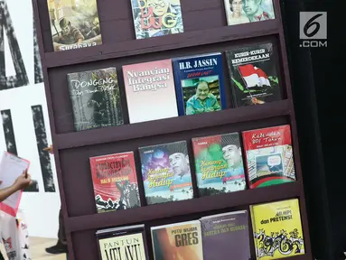 Pengunjung melihat-lihat pameran Bacaan Liar pada pameran Jakarta International Literary Festival (JILF) 2019 di Taman Ismail Marzuki, Kamis (22/8/2019). JILF 2019 menampilkan beberapa naskah yang masuk kategori bacaan liar karya penulis dari kaum pergerakan nasional. (Liputan6.com/Helmi Fithriansya