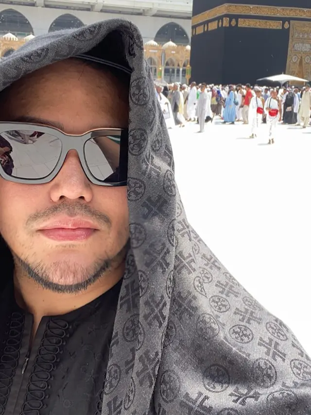 FOTO: Jalani Umrah ke Tanah Suci, Ivan Gunawan Tampil Modis