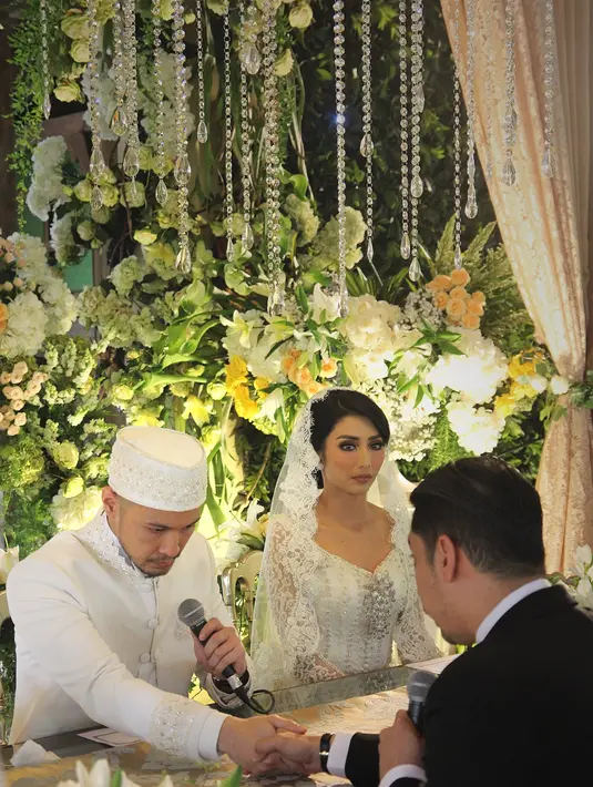 "Saya terima nikah dan kawinnya Mirasih Tyas Endah binti Sirman Widiatmo dengan mas kawin perhiasan emas 8 gram tunai," timpal Raiden Soedjono dengan suara lantang. (Bambang E. Ros/Bintang.com)