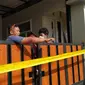 TKP rumah suami aniaya istri dan anak hingga tewas di Kelurahan Jatijajar, Kecamatan Tapos, Kota Depok dipasangi garis polisi. (Liputan6.com/Dicky Agung Prihanto)