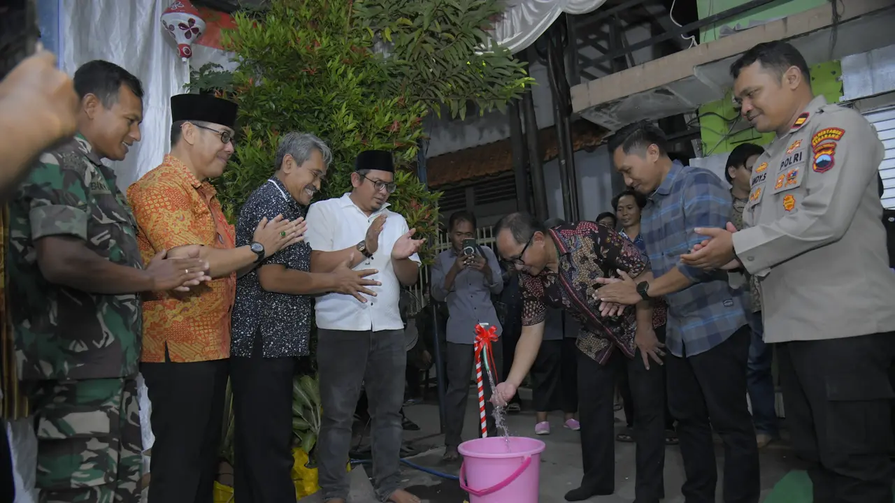 Wakil Wali Kota Semarang Iswar Aminuddin bersama pengurus PCNU saat laksanakan program ABBAS di Kelurahan Sarirejo, Semarang Timur. (Foto: Liputan6.com/Felek Wahyu)