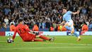 Striker Manchester City, Julian Alvarez mencetak gol ke gawang Real Madrid pada laga leg kedua semifinal Liga Champions 2022/2023 di Etihad Stadium, Manchester (17/5/2023). Julian Alvarez tercatat telah mencetak 3 gol dan 2 assist dari total 10 laga bagi Manchester City hingga babak semifinal. Gol terakhirnya dicetak saat Man City menang 4-0 atas Real Madrid pada leg kedua semifinal, 17 Mei 2023. (AFP/Oli Scarff)