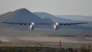 Pesawat terbesar di dunia, Stratolaunch, lepas landas pada penerbangan pertamanya di Mojave, California, Amerika Serikat, 13 April 2019. Pesawat dengan lebar sayap sepanjang lapangan sepak bola ini merupakan gabungan dua pesawat dengan enam mesin Boeing 747. (REUTERS/Gene Blevins)