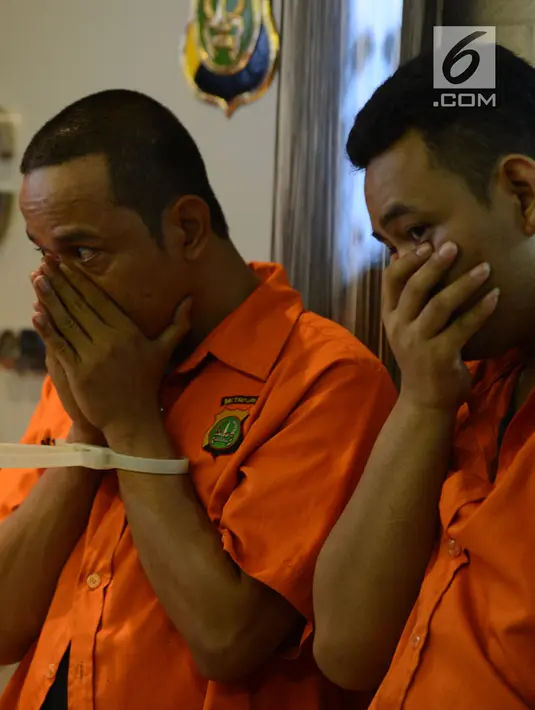 Tersangka kasus narkoba dalam kemasan abon lele dan teri Medan menutupi wajah mereka saat gelar perkara di Polda Metro Jaya, Jakarta, Jumat (18/1). Polisi menangkap 11 tersangka dari lokasi berbeda. (Merdeka.com/Imam Buhori)