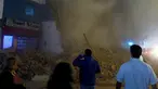 Sejumlah orang menyaksikan puing gedung bioskop tua yang tengah direnovasi sesaat setelah runtuh di Tucuman, Argentina, Rabu (23/5).Sedikitnya satu orang tewas akibat kejadian tersebut. (AFP PHOTO/Walter Monteros)
