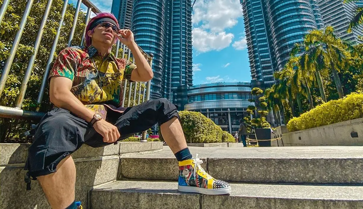 Gaya Atta Halilintar saat tengah berlibur di Kuala Lumpur, Malaysia ini juga curi perhatian. Penampilannya yang terkesan santai namun tetap stylish ini pun mengundang komentar netizen. (Liputan6.com/IG/@attahalilintar)