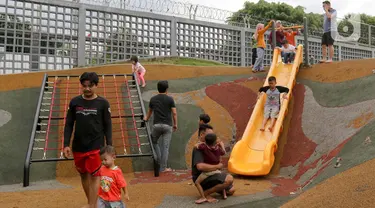 Anak-anak bermain di Taman Sambas Asri, Jakarta, Minggu (25/2/3024). (Liputan6.com/Herman Zakharia)