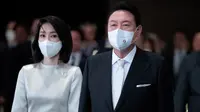 Presiden Korea Selatan Yoon Suk-yeol (R) dan istrinya, Kim Kun-hee (Kim Keon-hee) menghadiri makan malam inagurasi di sebuah hotel di Seoul, 10 Mei 2022. (dok. JEON HEON-KYUN / POOL / AFP)