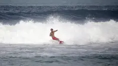 Atlet Timnas Surfing Indonesia, I Made Pajar Ariana, berlatih di Pantai Berawa, Kuta Utara, Selasa (15/9/2026), sebagai bagian dari persiapan menghadapi Asian Games 2026 di Aichi-Nagoya, Jepang. Pajar menjalani latihan untuk beradaptasi dengan berbagai kondisi ombak sebelum bertolak ke Jepang. (Bola.com/Alit Binawan)