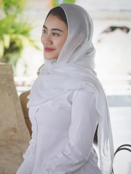 Aaliyah pun tampil cantik effortless tanpa makeup berlebih. Hanya terlihat lipstik pink glossy menyegarkan bibitnya.  [@aaliyah.massaid]