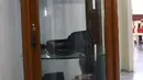 Koleksi sepatu asli milik seniman betawi, Benyamin Suaeb tersimpan di Gedung Taman Benyamin Suaeb, Jakarta, Selasa (23/6/2020). Taman Benyamin Suaeb menyimpan sejumlah koleksi asli milik seniman betawi, Benyamin Suaeb dan beberapa replika rumah bergaya betawi. (Liputan6.com/Helmi Fithriansyah)