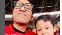 Ajak Anak Nonton Laga Timnas Indonesia vs China di GBK, Desta Kenang Momen Serupa dengan Ayahnya.&nbsp; (dok.Instagram @desta80s/https://www.instagram.com/p/DKi4xvLJkCa/Henry)