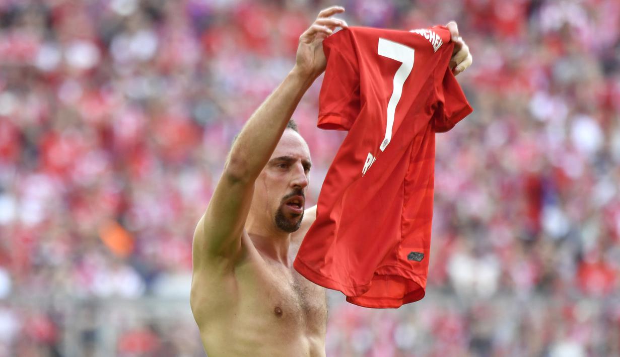 Gelandang Bayer Munchen, Frank Ribery, melakukan selebrasi usai mengalahkan Eintracht Frankfurt di  di Allianz Arena, Jerman, Sabtu (18/5). Munchen menang 5-1 atas Frankfurt. (John Macdougall/AFP)
