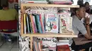 Sejumlah buku terpampang di perpustakaan mini yang berada di Mapolres Tangerang Selatan, Banten, Kamis (5/7). Selain memberi rasa nyaman bagi warga yang mengurus SKCK, perpustakaan mini ini juga untuk meningkatkan minat baca. (Merdeka.com/Arie Basuki)