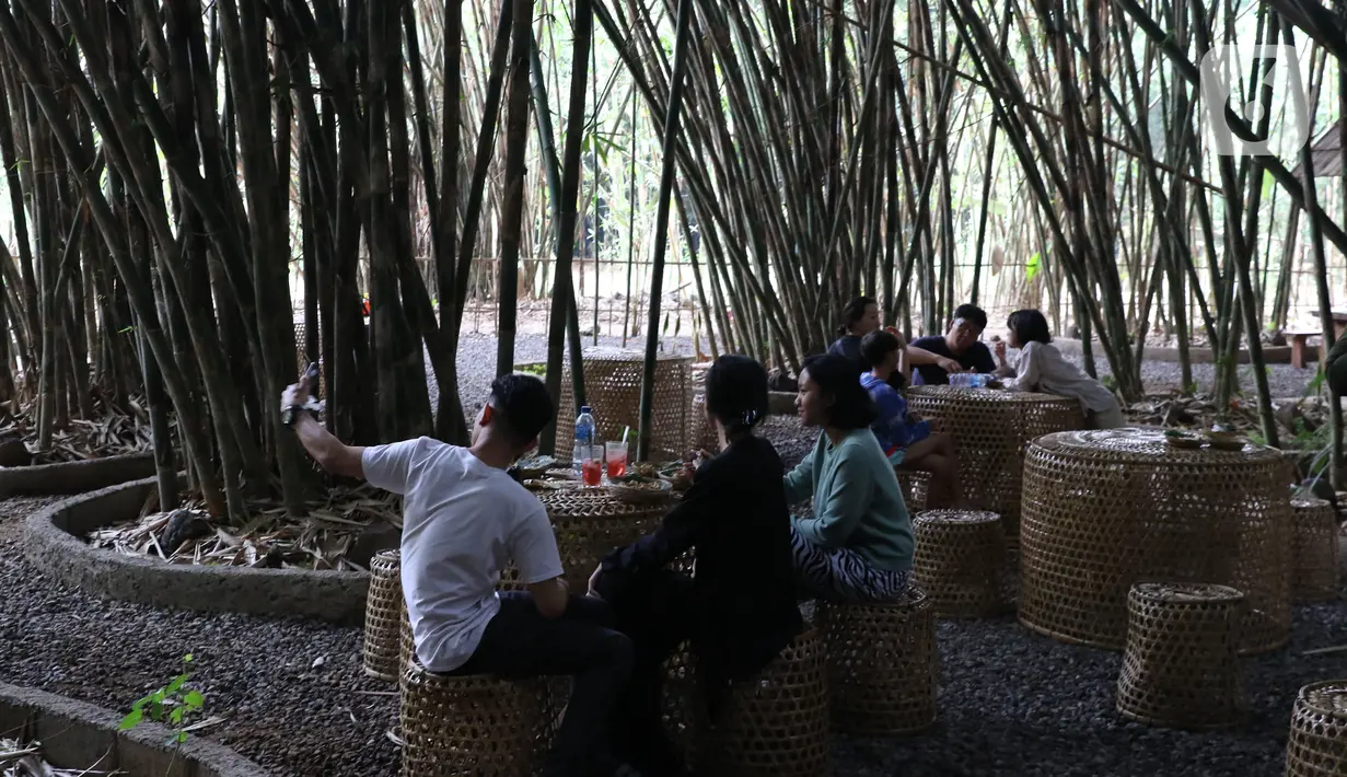 Wisatawan menikmati sajian khas Desa Penglipuran di tengah rindangnya kawasan hutan bambu Pasar Pelipur Lara, Kabupaten Bangli, Bali, Rabu (16/8/2023). (Liputan6.com/Helmi Fithriansyah)