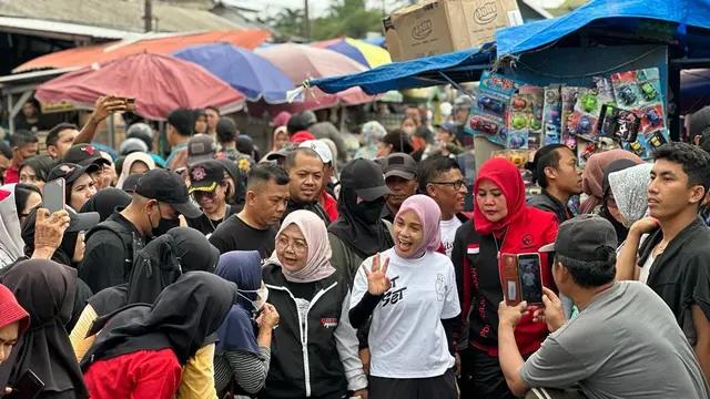 Istri Calon Presiden (Capres) nomor urut tiga Ganjar Pranowo, Siti Atikoh tengah menjalankan safari politik di Bandar Lampung.