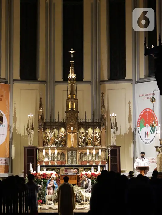 Suasana Misa Malam Natal 2022 di Gereja Katedral Jakarta, Sabtu (24/12/2022). Gereja Katedral Jakarta mengusung tema "Nusantara dan Kebhinekaan" pada perayaan Natal 2022. Misa Malam Natal di Gereja Katedral diselenggarakan secara tatap muka dengan protokol kesehatan yang ketat terbagi dalam tiga sesi, yakni pukul 16.30 WIB, 19.00 WIB dan 21.00 WIB. (Liputan6.com/Helmi Fithriansyah)