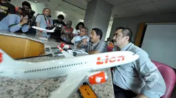 Dirut Lion Air, Edward Sirait menggelar konferensi pers terkait keterlambatan sejumlah penerbangan Lion Air, Jakarta, Senin (23/2/2015).(Liputan6.com/Faizal Fanani)