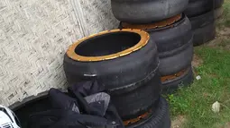 Sejumlah ban bekas yang akan didaur ulang oleh Agus Baiku di Desa Pentadio Barat, Kabupaten Gorontalo, Senin (31/12). Ban mobil bekas ditempat ini diubah menjadi tempat sampah, loyang, ayunan anak-anak serta pot bunga. (Liputan6.com/Arfandi Ibrahim)